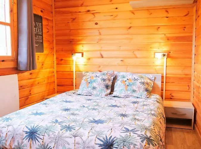 Chalet Avec Piscine Chauffee Jardin Proche Saumur Parking *